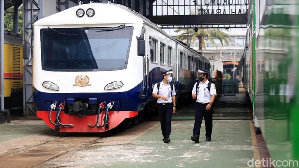 Saat pandemi, setiap masinis diwajibkan melakukan pemeriksaan kesehatan, assement pradinas, pengecekan kondisi lokomotif, dan mematuhi standar operational prosedur dalam bertugas. Saat pandemi, setiap masinis diwajibkan melakukan pemeriksaan kesehatan, assement pradinas, pengecekan kondisi lokomotif, dan mematuhi standar operational prosedur dalam bertugas.