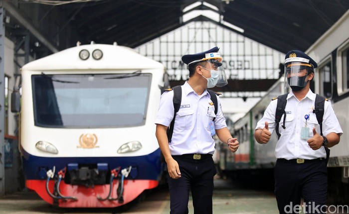 Masinis harus bekerja dengan menerapkan protokol kesehatan saat pandemi COVID-19. Yuk lihat cara kerja masinis di tengah pancemi COVID-19.