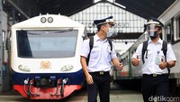 Para misinis bertugas dengan menerapkan kebiasan baru yaitu memakai masker dan face shield.
