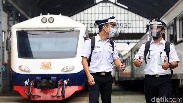Para misinis bertugas dengan menerapkan kebiasan baru yaitu memakai masker dan face shield.