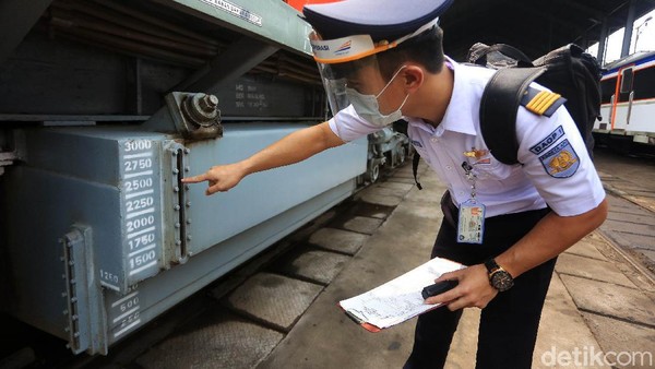 Masinis melakukan pengecekan kereta sebelum menjalankan tugasnya. Hal itu untuk memastikan kondisi kereta layak jalan. Masinis melakukan pengecekan kereta sebelum menjalankan tugasnya. Hal itu untuk memastikan kondisi kereta layak jalan.
