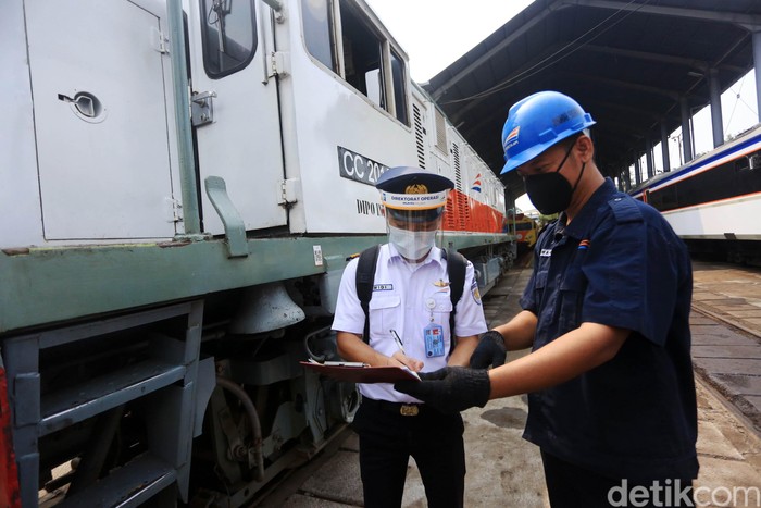 Masinis harus bekerja dengan menerapkan protokol kesehatan saat pandemi COVID-19. Yuk lihat cara kerja masinis di tengah pancemi COVID-19.