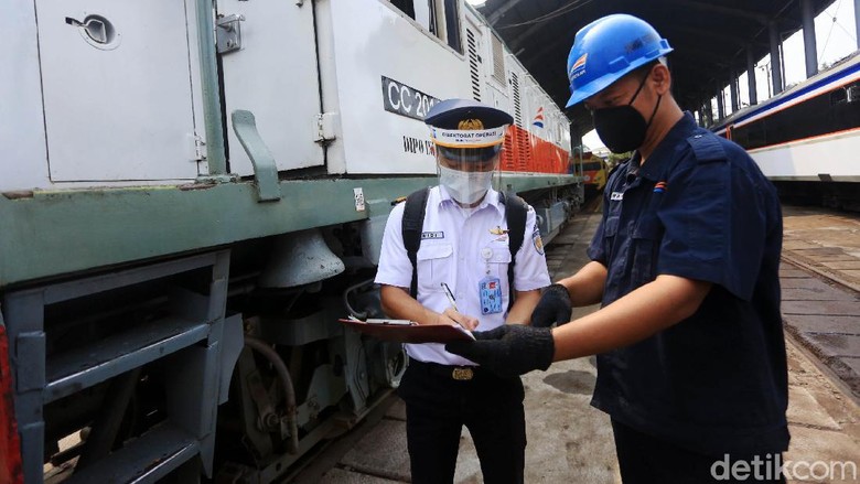 Melihat Proses Kerja Masinis di Tengah Pandemi Masinis harus bekerja dengan menerapkan protokol kesehatan saat pandemi COVID-19. Yuk lihat cara kerja masinis di tengah pancemi COVID-19.