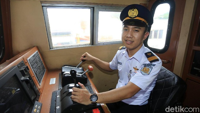 Masinis harus bekerja dengan menerapkan protokol kesehatan saat pandemi COVID-19. Yuk lihat cara kerja masinis di tengah pancemi COVID-19.