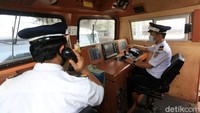 Selama perjalanan, masinis harus tetap fokus pada rambu-rambu yang ada di sepanjang lintasan. 
