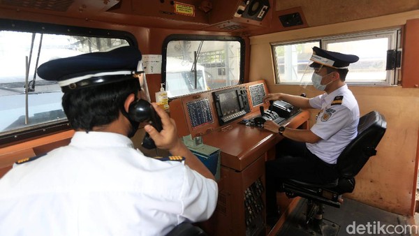 Selama perjalanan, masinis harus tetap fokus pada rambu-rambu yang ada di sepanjang lintasan. 