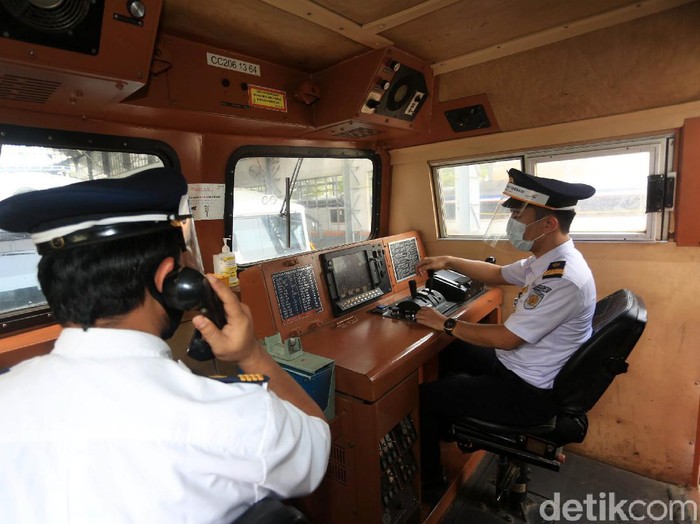 Masinis harus bekerja dengan menerapkan protokol kesehatan saat pandemi COVID-19. Yuk lihat cara kerja masinis di tengah pancemi COVID-19.