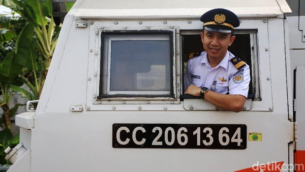 Para masinis kembali bekerja setelah PT KAI mengoperasikan kembali kereta jarak jauh. Sebelumnya pengoperasian kereta jarak jauh dihentikan sementara saat PSBB.