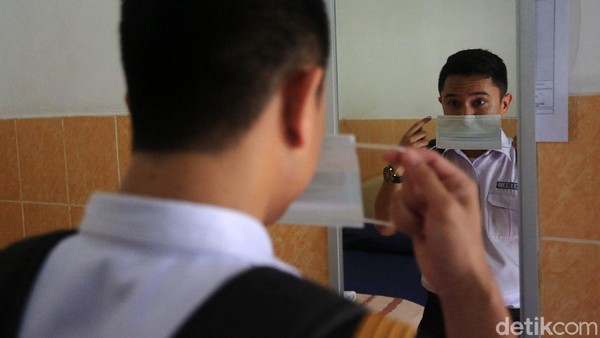 Selain cek kesehatan, para misinis juga wajib makai masker.