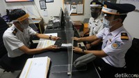 PT KAI juga menerapkan protokol kesehatan di ruang kerja. Kini setiap meja kerja dipasangi penyekat kaca transparan.