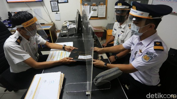PT KAI juga menerapkan protokol kesehatan di ruang kerja. Kini setiap meja kerja dipasangi penyekat kaca transparan. PT KAI juga menerapkan protokol kesehatan di ruang kerja. Kini setiap meja kerja dipasangi penyekat kaca transparan.