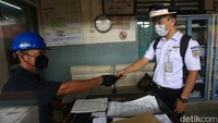Masinis siap menjalankan tugasnya setelah melakukan rangkaian pemeriksaan kesehatan.