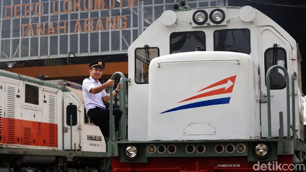 Seorang masinis bersiap mengoperasikan kereta api jarak jauh dari Depo Tanah Abang, Jakarta.