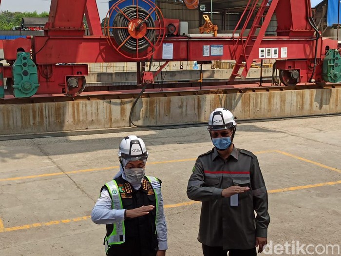 Menaker Ida Fauziyah meninjau proyek kereta cepat JKT-BDG