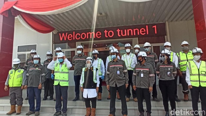 Menaker Ida Fauziyah meninjau proyek kereta cepat JKT-BDG