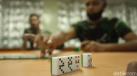 Selain latihan mereka mengisi waktu luang dengan ngobrol dengan sesama rekannya dan bermain domino.
