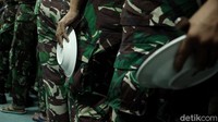 Mereka tertib antre untuk mengambil makanan.