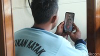 Sulitnya sinyal menjadi kendala tersendiri untuk sekedar mengabari keluarga di rumah.