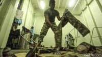 Latihan perang yang memakan waktu hampir satu minggu itu juga membuat para prajurit TNI AL harus mencuci pakaian sendiri.