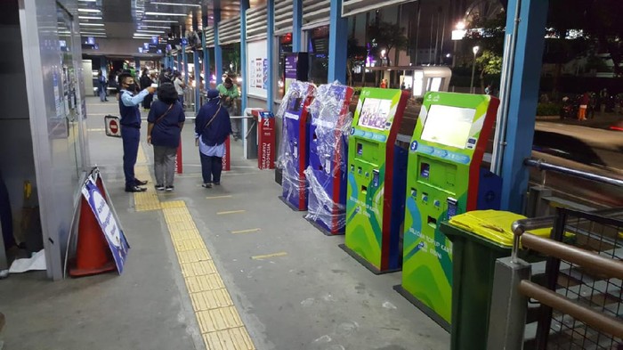 Mesin isi ulang kartu uang elektronik di halte TransJakarta (Foto: dok. TransJakarta)