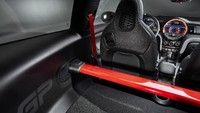 Oke, berbeda dengan John Cooper Works lainnya. Mobil ini sengaja dibuat lebih ringan dan cepat untuk mengejar power weight to ratio. Kursi penumpang belakang pun ditanggalkan. Kemudian dipasang batang pelindung beban aluminium bercat Chili Red yang dicat di belakang kursi. Ini berfungsi sebagai pelindung untuk mencegah barang bawaan tergelincir ke depan jika terjadi pengereman mendadak.Foto: MINI Indonesia