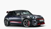 Bentuk grill dengan pola sarang lebah itu membantu suhu ideal mesin agar tidak overheat. Selain itu ventilasi di kiri dan kanan mobil juga berguna untuk mendinginkan rem, serta desain bemper depannya juga meningkatkan downforce lebih ideal. Ternyata suspensi juga dibuat lebih ceper 10 mm. Foto: MINI Indonesia