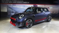 Dari segi desain memang tetap punya ciri khas MINI Cooper yang imut. Tapi bila diperhatikan lebih detail, MINI John Cooper Works GP ini punya aksen lebih sporty dan galak.  generasi ketiga MINI John Cooper Works GP ini punya aksen warna red chili khususnya pada bagian ventilasi dan grill dengan bentuk sarang lebah. Foto: MINI Indonesia
