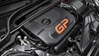 MINI John Cooper Works GP dicangkok mesin bensin empat-silinder 1.988 cc dengan Teknologi MINI TwinPower Turbo dengan transmisi matic. Di atas kertas mesin turbocharger itu bisa menyemburkan tenaga 306 HP dan 450 Nm. Lebih besar 75 HP dan 150 Nm dibandingkan varian JCW standar. Mobil road legal ini mampu melesat dari titik nol hingga 100 km/jam hanya dalam 5.2 detik, dan mencapai kecepatan tertinggi 265 km/jam. Foto: MINI Indonesia