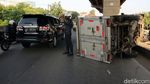 Ass Roda Patah, Mobil Boks Terguling di Kalimalang