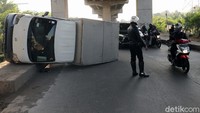 Petugas mengatur lalu lintas yang tersendat akibat kecelakaan ini.