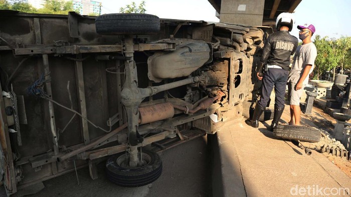 Mobil Boks Terguling di Kalimalang Sebuah mobil boks terguling di Jalan Inspeksi Kalimalang, Caman, Kota Bekasi, Jawa Barat, Senin (27/7/2020). Kecelakaan ini disebabkan ass roda kendaraan patah.
