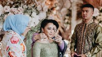 Ibunda Indra Priawan memasangkan kalung ke Nikita Willy sebagai pengikat. Foto: dok. Pribadi