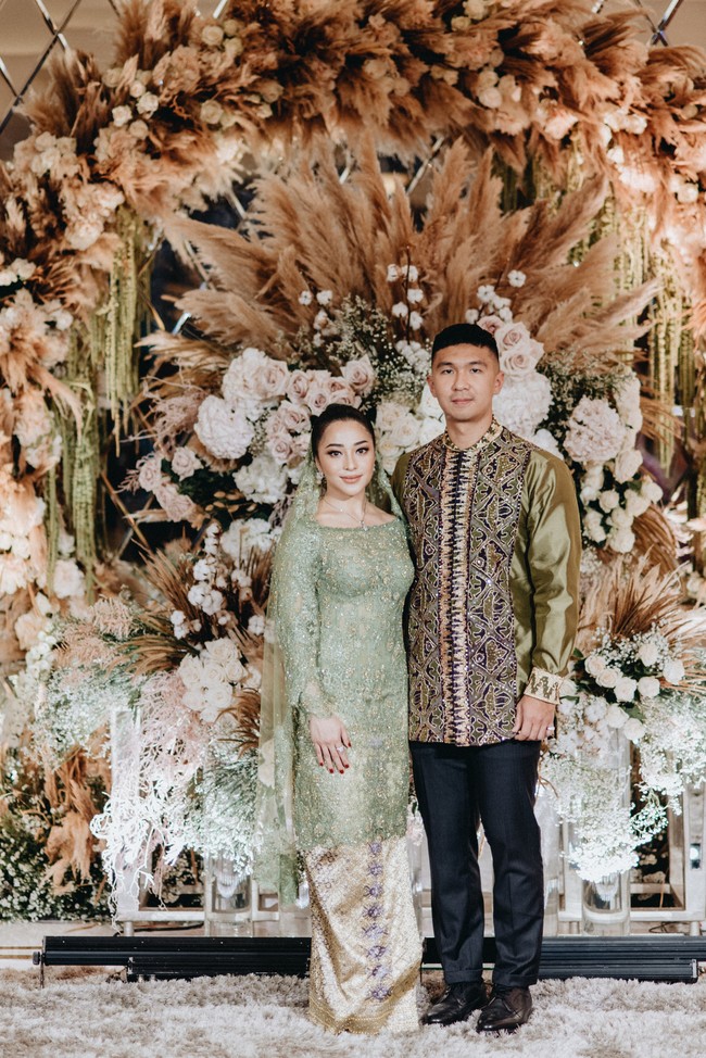 Nikita Willy memilih kebaya berwarna mint green yang dihiasi tebaran payet karya Didiet Maulana. Set kebaya modifikasi ini menyelipkan budaya khas Minang dengan penggunaan songket Pandai Sikek bernuansa cokelat keemasan. Foto: dok. Pribadi