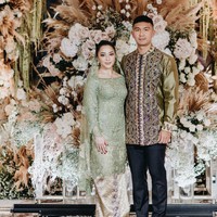 Nikita Willy memilih kebaya berwarna mint green yang dihiasi tebaran payet karya Didiet Maulana. Set kebaya modifikasi ini menyelipkan budaya khas Minang dengan penggunaan songket Pandai Sikek bernuansa cokelat keemasan. Foto: dok. Pribadi