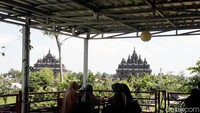 Oemah Lowo yang berdiri sejak 2017, memiliki dua lantai dengan lantai kedua yang menjadi spot untuk menikmati keindahan candi. Traveler bisa ngopi dengan nyaman sambil melihat pemandangan indah Candi Plaosan. (Kristina/detikTravel)