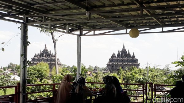 Oemah Lowo yang berdiri sejak 2017, memiliki dua lantai dengan lantai kedua yang menjadi spot untuk menikmati keindahan candi. Traveler bisa ngopi dengan nyaman sambil melihat pemandangan indah Candi Plaosan. (Kristina/detikTravel) Oemah Lowo yang berdiri sejak 2017, memiliki dua lantai dengan lantai kedua yang menjadi spot untuk menikmati keindahan candi. Traveler bisa ngopi dengan nyaman sambil melihat pemandangan indah Candi Plaosan. (Kristina/detikTravel)