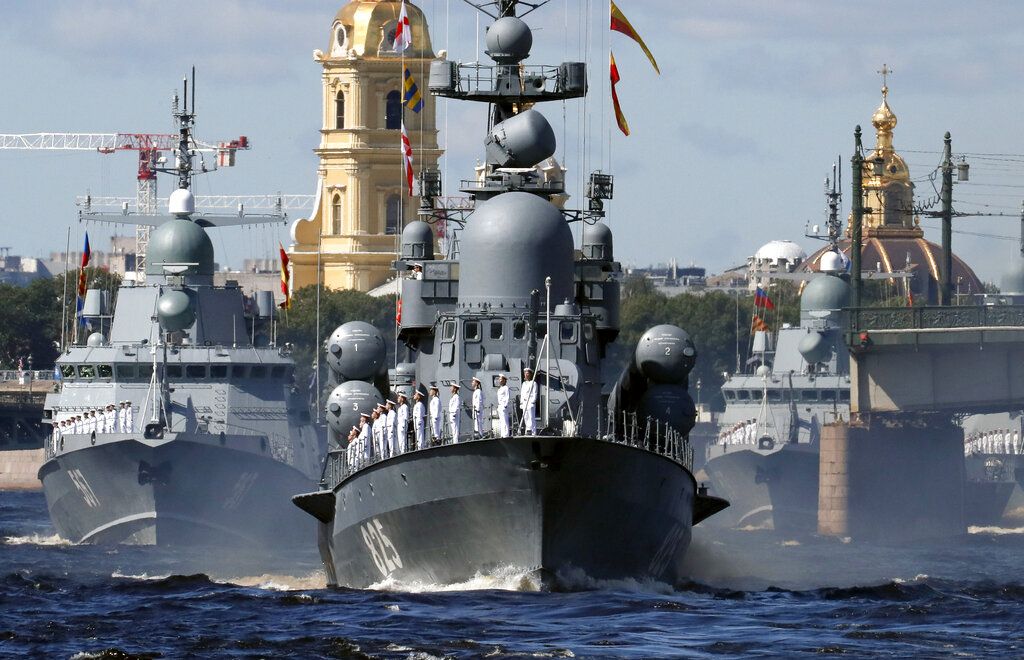Rusia memperingati Hari Angkatan Laut dengan menggelar parade kapal perang, Minggu (26/7) waktu setempat. Parade kapal perang disaksikan langsung oleh Presiden Vladimir Putin.