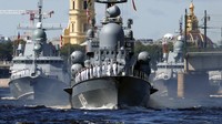 Kapal perang Rusia berparade melintasi Sungai Neva, St Petersburg. AP Photo/Anatoly Maltsev.