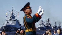 Perayaan Hari Angkatan Laut Rusia berlangsung di sejumlah tempat. Perayaan terbesar dipusatkan di St Petersburg dan Kronshtadt. AP Photo/Anton Vaganov.