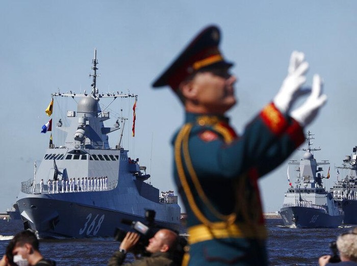 Rusia memperingati Hari Angkatan Laut dengan menggelar parade kapal perang, Minggu (26/7) waktu setempat. Parade kapal perang disaksikan langsung oleh Presiden Vladimir Putin.