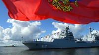 Kapal pendaratan militer Pyotr Morgunov melintas di antara kapal perang Rusia lainnya. Alexei Druzhinin, Sputnik, Kremlin Pool Photo via AP