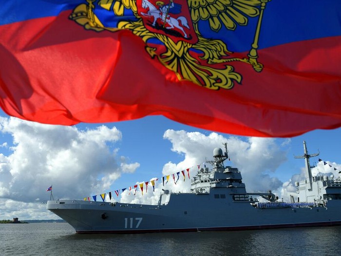 Rusia memperingati Hari Angkatan Laut dengan menggelar parade kapal perang, Minggu (26/7) waktu setempat. Parade kapal perang disaksikan langsung oleh Presiden Vladimir Putin.