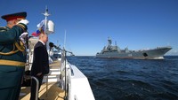 Presiden Vladimir Putin menyaksikan langsung parade kapal perang untuk memeriahkan perayaan Hari Angkatan Laut Rusia. Alexei Druzhinin, Sputnik, Kremlin Pool Photo via AP