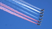 Perayaan bertambah semarak dengan aksi pesawat tempur Rusia SU-25 di langit St Petersburg. AP Photo/Dmitri Lovetsky.