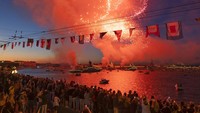 Selain parade, warga juga disuguhi pesta kembang api yang menyala di atas kapal perang Rusia. AP Photo/Dmitri Lovetsky. AP Photo/Dmitri Lovetsky