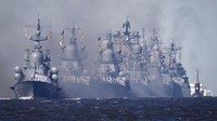 Sebanyak 200 kapal perang melakukan parade untuk memeriahkan Hari Angkatan Laut Rusia. AP Photo/Anton Vaganov.