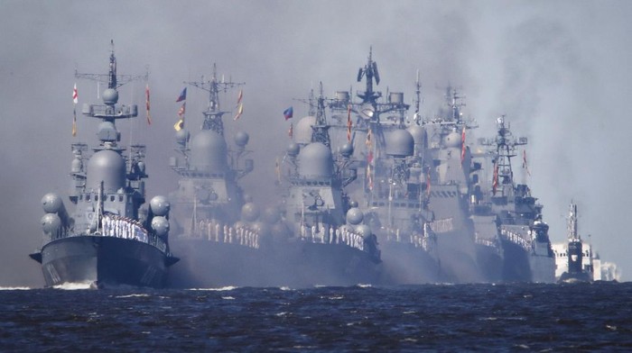 Parade Kapal Peringati Hari Angkatan Laut Rusia Rusia memperingati Hari Angkatan Laut dengan menggelar parade kapal perang, Minggu (26/7) waktu setempat. Parade kapal perang disaksikan langsung oleh Presiden Vladimir Putin.