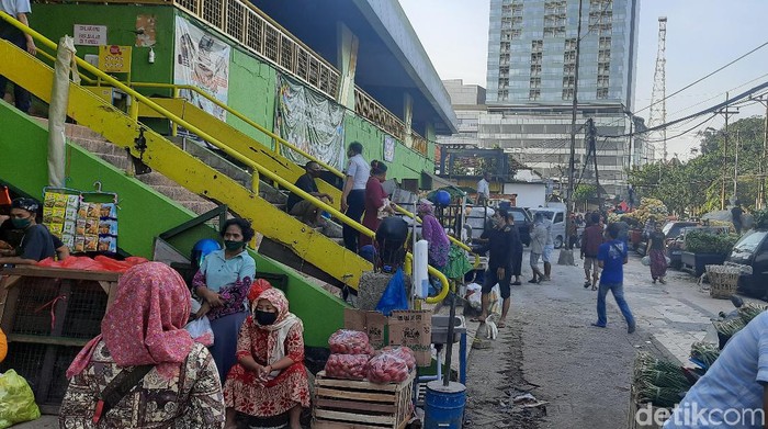 Pasar Keputran dibuka pada Minggu (26/7), setelah diliburkan hampir sepekan. Pedagang mengaku  mengalami penurunan penghasilan jika dibandingkan sebelum pasar diliburkan.