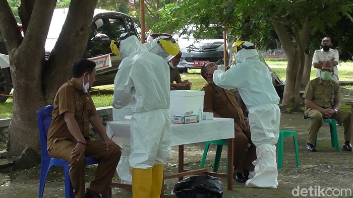 Pejabat Pemkab Gorontalo diwajibkan mengikuti tes swab (Ajis-detikcom).