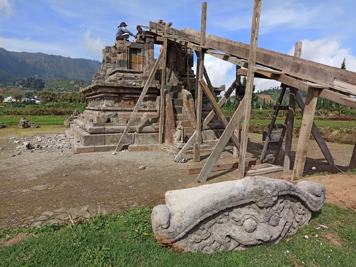 Pemugaran Candi Setiaki di komplek Candi Arjuna